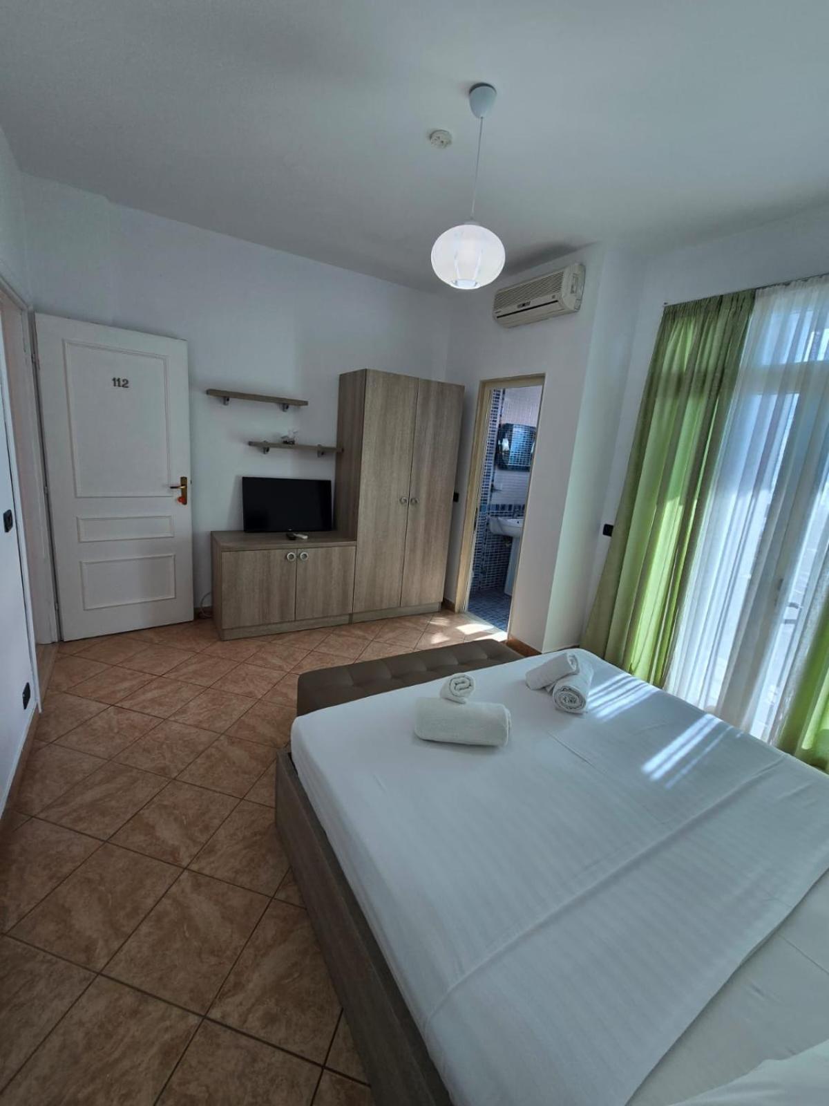 Blue Amr Hotel Shkallnur Bagian luar foto